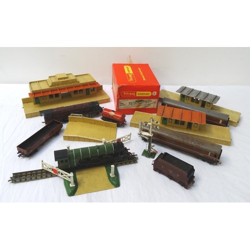 402 - LARGE SELECTION OF HORNBY RAILWAYANA
including 00 gauge track, transformer, rolling stock and railwa... 