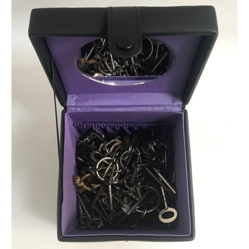 265 - GOOD SELECTION OF VINTAGE KEYS
of various sizes, 1 box