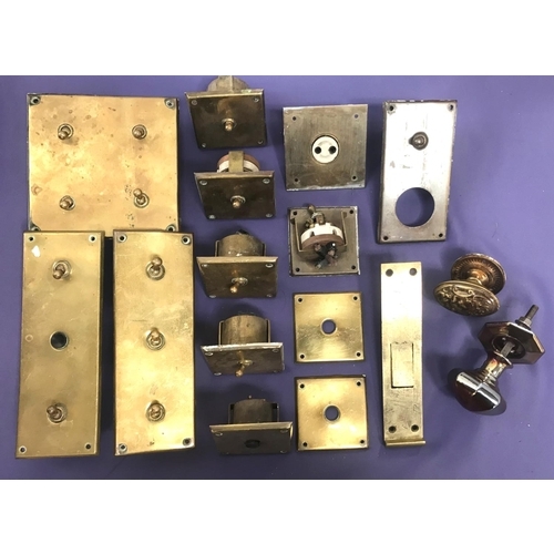 272 - GOOD SELECTION OF VINTAGE BRASS LIGHT SWITCHES AND BACK PLATES
including single, double and quadrupl... 