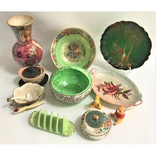 133 - SELECTION OF DECORATIVE CERAMICS
including a Carlton Ware Vert Royale Stork pattern bowl with gilt d... 