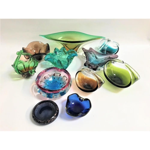 170 - SELECTION OF COLOURFUL GLASS BOWLS AND BASKETS
including a Monart style shallow bowl in dark blue wi... 