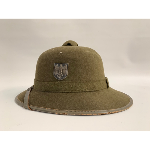 466 - WWII GERMAN NAZI AFRICA KORPS PITH HELMET
in green felt with top air vent with a tri coloured shield... 