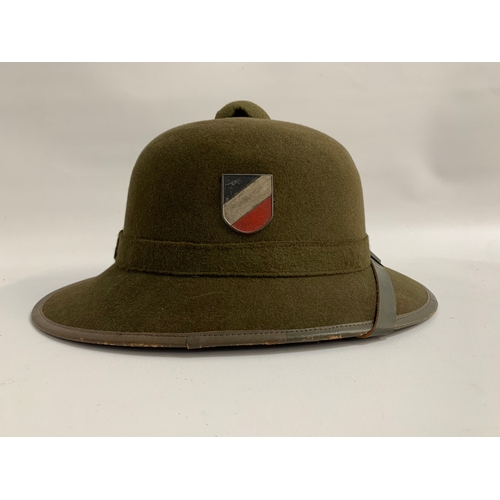 466 - WWII GERMAN NAZI AFRICA KORPS PITH HELMET
in green felt with top air vent with a tri coloured shield... 