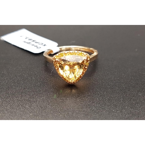 100 - CERTIFIED GOLDEN BERYL AND YELLOW DIAMOND DRESS RING
the central trillion cut Idar golden Beryl weig... 