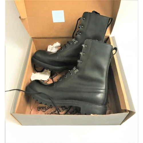 401 - PAIR OF MAGNUM VIPER BOOTS
in black leather, size 11, new and unused, boxed