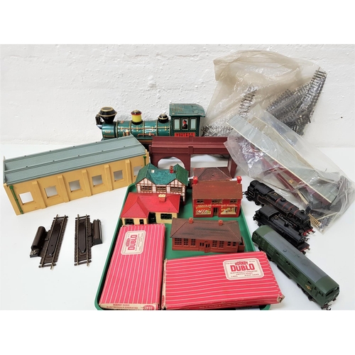 412 - SELECTION OF HORNBY DUBLO AND OTHER MODEL RAILWAY ITEMS
comprising two engines, a carriage, two unco... 