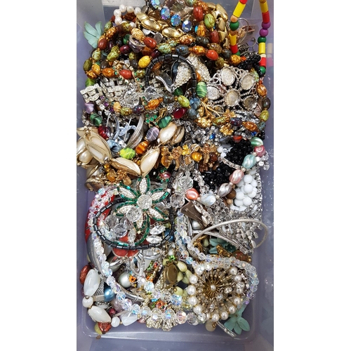 55 - SELECTION OF VINTAGE AND OTHER JEWELLERY
including a freshwater pearl necklace, crystal and other be... 