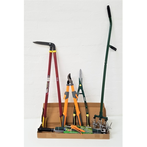 282 - SELECTION OF GARDEN TOOLS
including a Coopers long handled cultivator, boxed, Coopers hedge shears, ... 