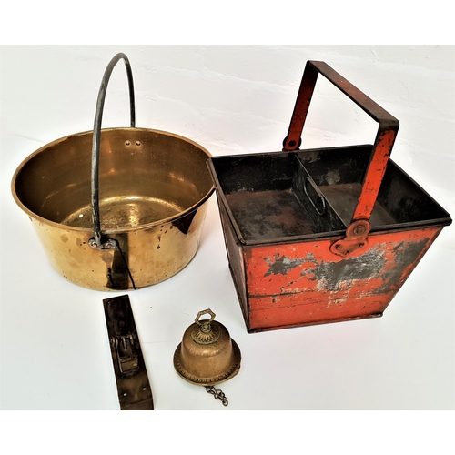 271 - MIXED LOT OF METALWARE
including a brass preserve pan with a fixed handle, brass hanging door bell, ... 