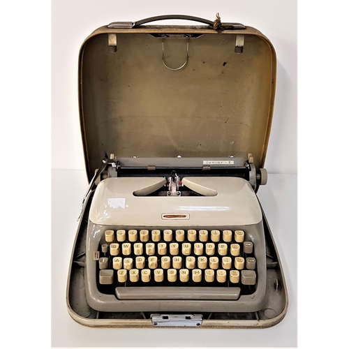 277 - ADLER JUNIOR E TRAVELLING TYPEWRITER
with a Qwerty keyboard and hard shell case