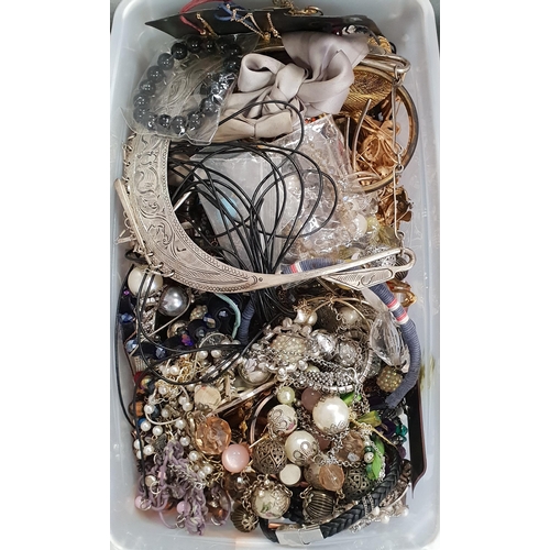 180 - SELECTION OF COSTUME JEWELLERY
including various necklace, pendants, bracelets, bangles, etc., 1 box