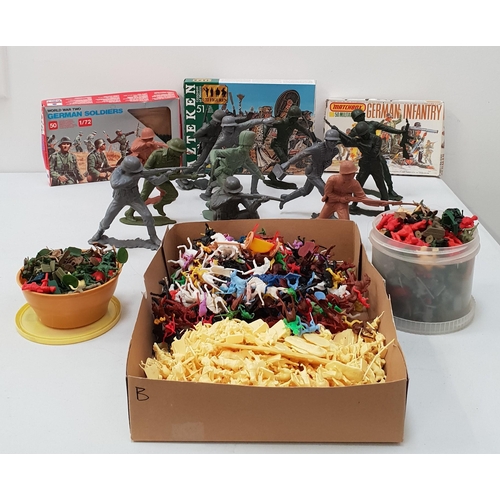 262 - SELECTION OF PLASTIC MILITARY FIGURES
including larger style Marx Toys soldiers (American, Scottish,... 