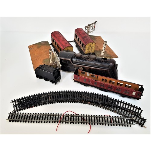 241 - VINTAGE CLOCKWORK TRAIN
O gauge, comprising an engine and two Pullman carriages in cream and red liv... 