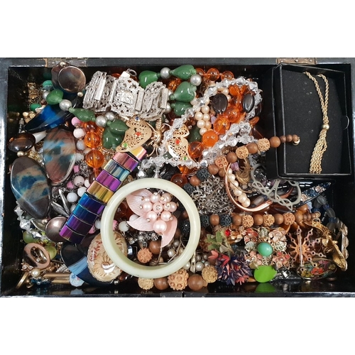 116 - GOOD SELECTION OF VINTAGE AND OTHER COSTUME JEWELLERY
including a nine carat gold bonded silver tass... 