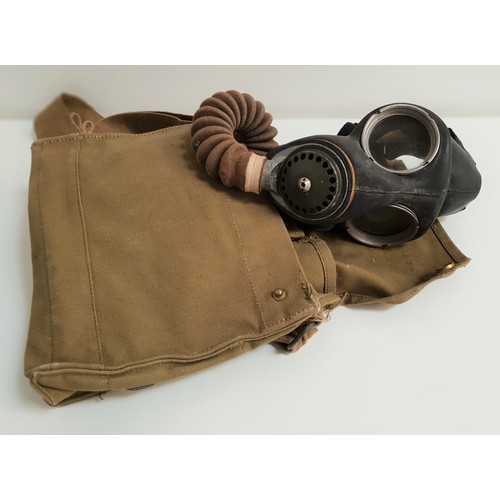 314 - BRITISH ARMY ISSUE GAS MASK
with a black rubber face covering, nozzle and metal filter, with a green... 