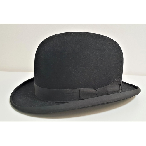 394 - GENTS BLACK FELT BOWLER HAT
The Nu-Airvent, size 7 1/8