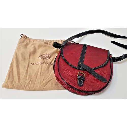 393 - VINTAGE MULBERRY SCOTCHGRAIN CROSSBODY BAG
in red leather with contrast black leather, with typical ... 