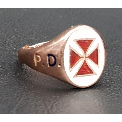 64 - KNIGHTS TEMPLAR NINE CARAT GOLD MASONIC RING the central white enamel plaque with red cross and flan... 