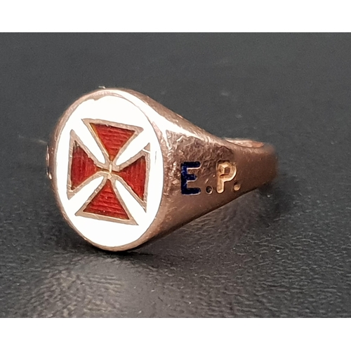 64 - KNIGHTS TEMPLAR NINE CARAT GOLD MASONIC RING the central white enamel plaque with red cross and flan... 