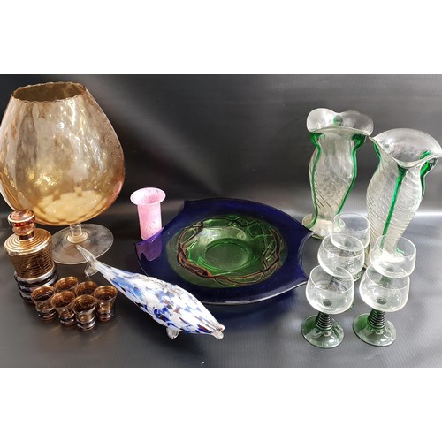 266 - MIXED LOT OF GLASSWARE
including five green stem wine glasses, six smoked glass and gold hooped liqu... 