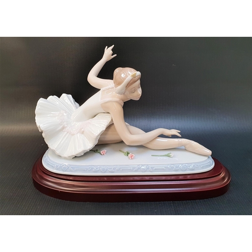 265 - LARGE LLADRO BALLERINA FIGURE ORNAMENT - OVATION
number 6614, limited edition number 389, on wooden ... 