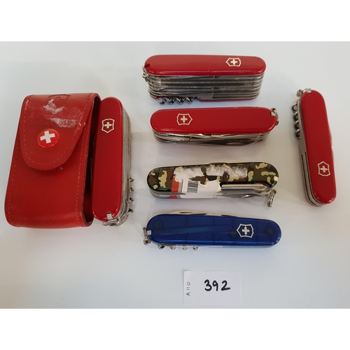 392 - SELECTION OF SIX VICTORINOX SWISS ARMY KNIVES
of various sizes
Note: You must be over the age of 18 ... 