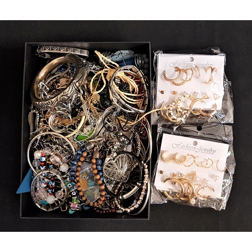 169 - SELECTION OF COSTUME JEWELLERY 
including earrings, bracelets, beaded jewellery and necklaces