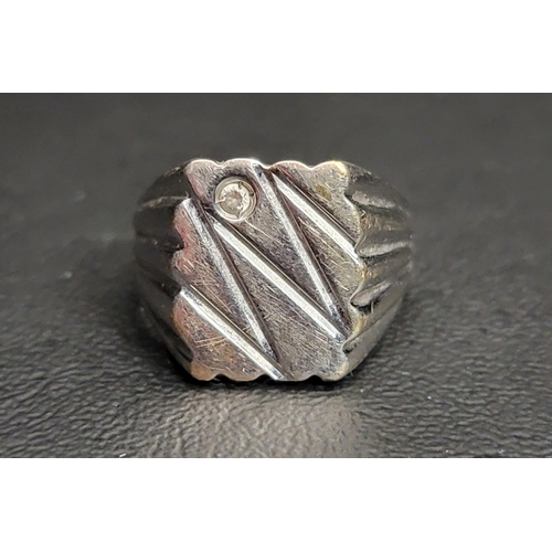 42 - UNMARKED WHITE GOLD SIGNET STYLE RING 
with engraved zig-zag design and ribbed shoulders, set with a... 