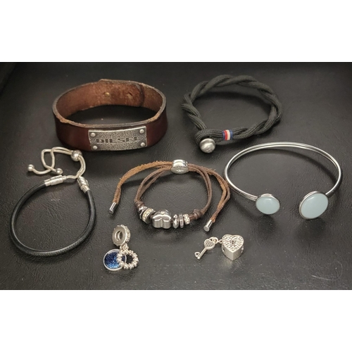 150 - SELECTION OF FASHION JEWELLERY 
comprising a Skagen Sea Glass Bracelet, a Pandora Moments Black Leat... 