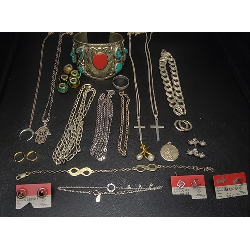 154 - SELECTION OF SILVER JEWELLERY
including a diamond set ring, glass charms, stud and drop earrings, pe... 