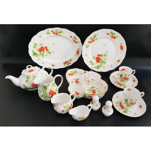 218 - QUEENS VIRGINIA STRAWBERRY DINNER SERVICE
comprising eight entrée plates, eight side plates, twelve ... 