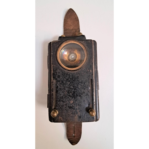 335 - WWII BRITISH MILITARY SIGNAL LAMP
with a circular lens and light above a red and green slide lens, t... 