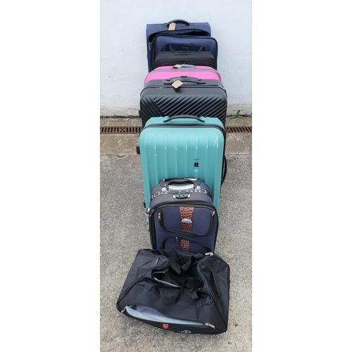 51 - SELECTION OF SIX SUITCASES AND ONE HOLDALL
including Perry Ellis, Tripp, IT Luggage, Chill Polo
Note... 