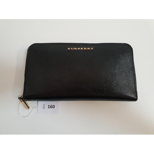 160 - BURBERRY BLACK PATENT LEATHER PURSE
with gold hard wear and stamped R0D0CTEC2HUNT