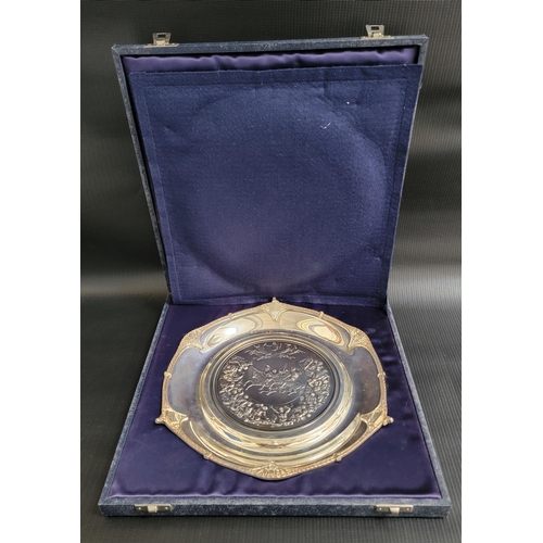 136 - ROYAL MINT CLASSICS SILVER WATERLOO SALVER
the centre decorated with winged, mounted and other class... 