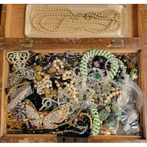 73 - GOOD SELECTION OF VINTAGE AND MODERN COSTUME JEWELLERY
including crystal and other bead necklaces, s... 