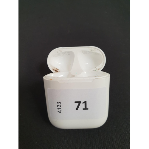 71 - APPLE AIRPODS LIGHTNING CHARGING CASE