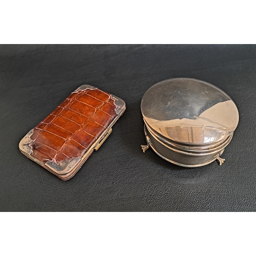 127 - GEORGE V SILVER TRINKET BOX
of circular form with a lift up lid and satin lined interior, on three s... 