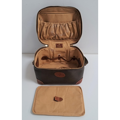 179 - MULBERRY SCOTCHGRAIN VANITY CASE
with carry handle, shoulder strap and zip closure, the light tan in... 