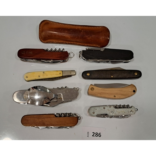 286 - SELECTION OF POCEKET KNIVES AND SWISS ARMY KNIVES
of various size and design 
Note: You must be over... 