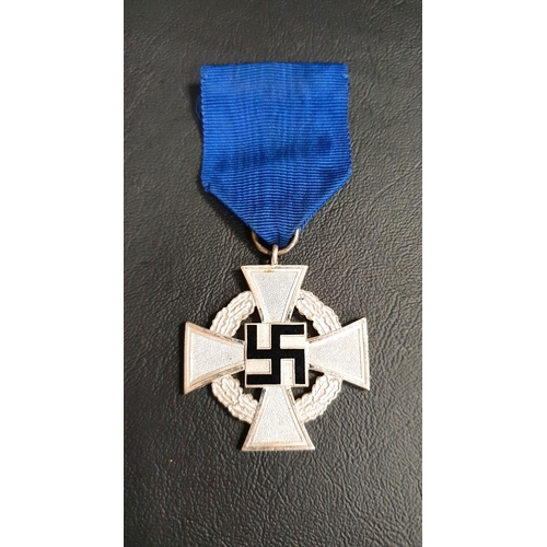 295 - GERMAN WWII MEDAL
awarded for 25 years service, with ribbon