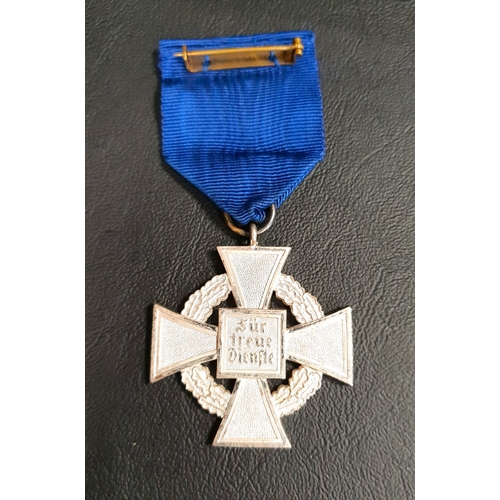 295 - GERMAN WWII MEDAL
awarded for 25 years service, with ribbon