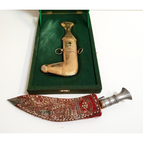 233 - SAUDI ARABIAN JAMBIYA
in gilt metal with the national flag on the scabbard, in a presentation case, ... 