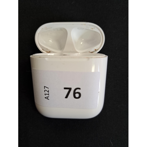 76 - APPLE AIRPODS LIGHTNING CHARGING CASE