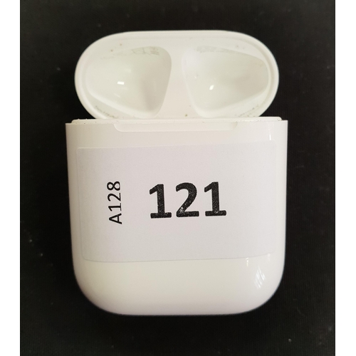 121 - APPLE AIRPODS LIGHTNING CHARGING CASE