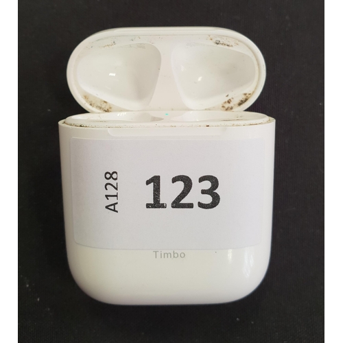 123 - APPLE AIRPODS LIGHTNING CHARGING CASE