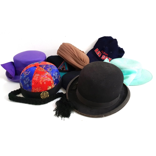 239 - SELECTION OF LADIES AND GENTS HATS
comprising a brown tulle ladies, turquoise straw ladies, ladies p... 