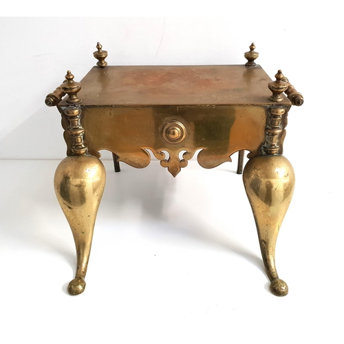 435 - EARLY 20th CENTURY BRASS HEARTH FOOTMAN
the rectangular top with acorn type finials and a pair of si... 