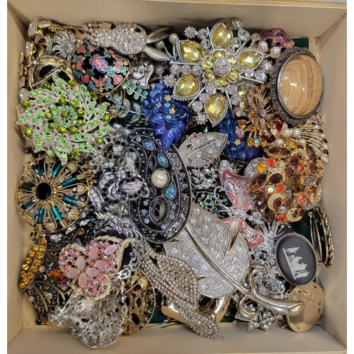 89 - INTERESTING SELECTION OF VINTAGE BROOCHES
including paste, marcasite crystal and enamel examples