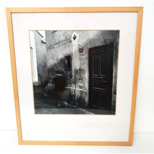 416 - CLIVE VINCENT JACHNIK
Polish ghetto, Warsaw 1989, photographic print, signed label to verso, 39cm x ... 